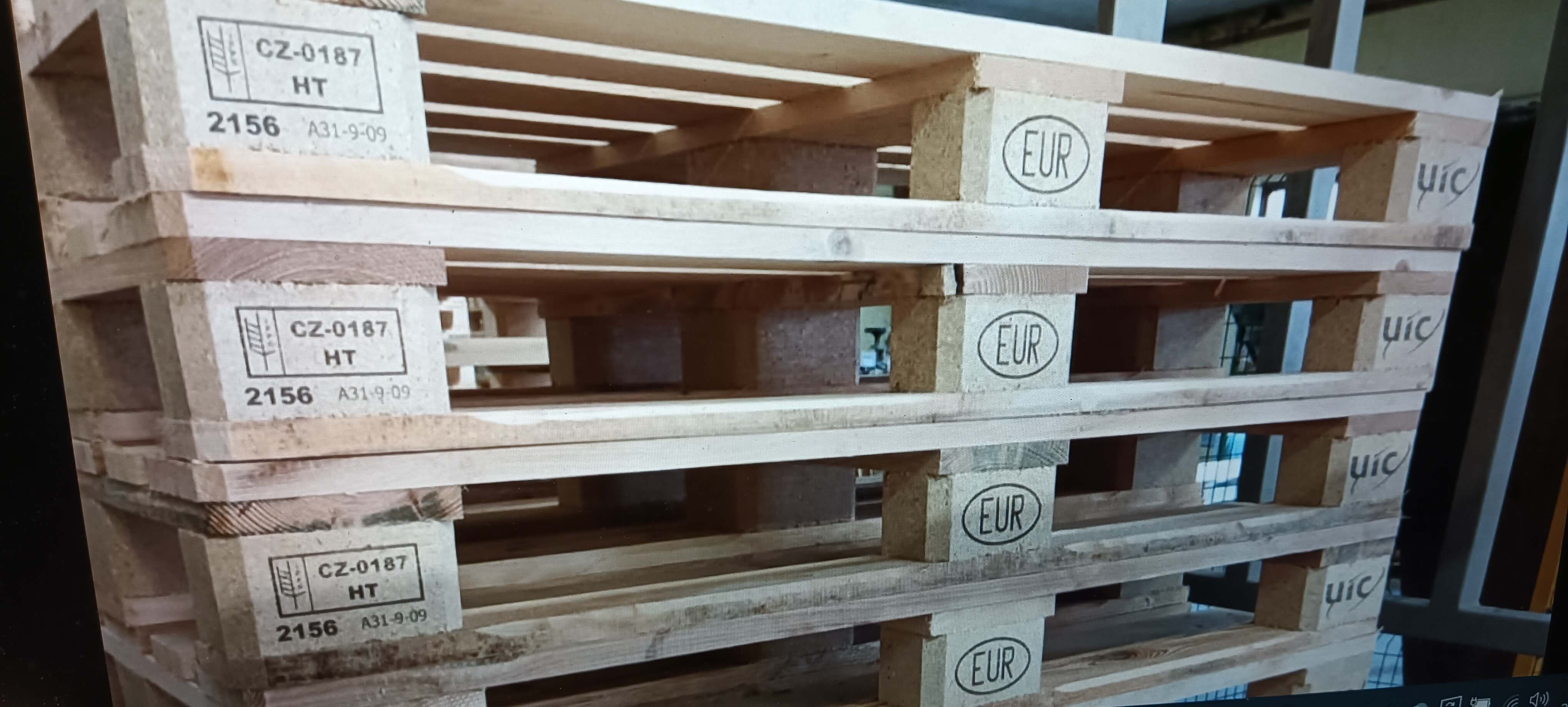 Pila de palets de madera nuevos de alta calidad